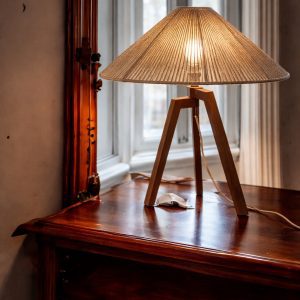 Lámpara de mesa con tripié