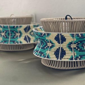 Lámpara colgante artesanal de chaquira tejida a mano en tonos azul y turquesa de 40 cm de diámetro