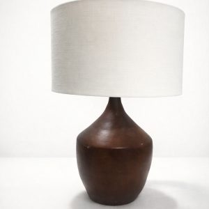 Lámpara artesanal de mesa con base de barro oscuro y pantalla de lino color hueso